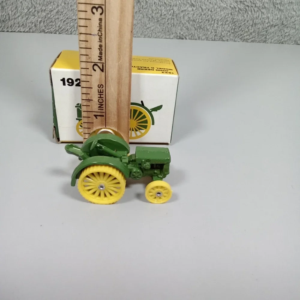 John Deere 1923 Model D Tractor Ertl Die-cast Miniature No. 563 with Box Green